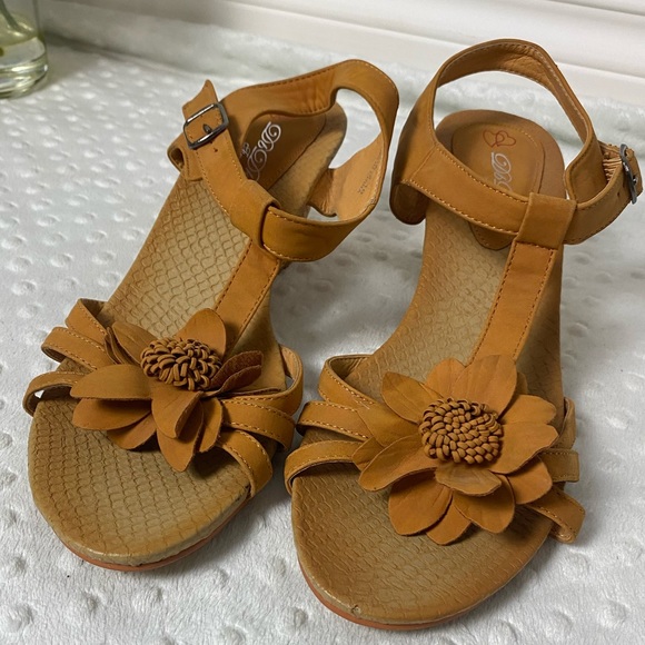 Cute Yellow Sandals (size 8.5 - 9) - Picture 2 of 10